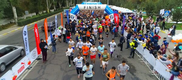 Сотни бегунов под Бишкеком — аэросъемка с марафона - Sputnik Кыргызстан