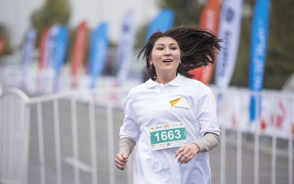 Катышуучулар быйыл биринчи жолу 42 чакырым 195 метр марафондук аралыкка чуркашты. - Sputnik Кыргызстан