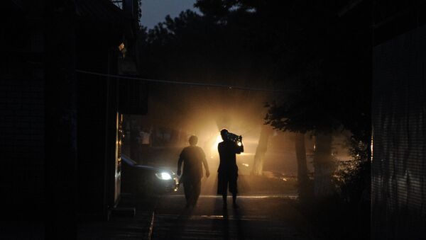 Люди идут по обесточенной улице. Архивное фото - Sputnik Кыргызстан