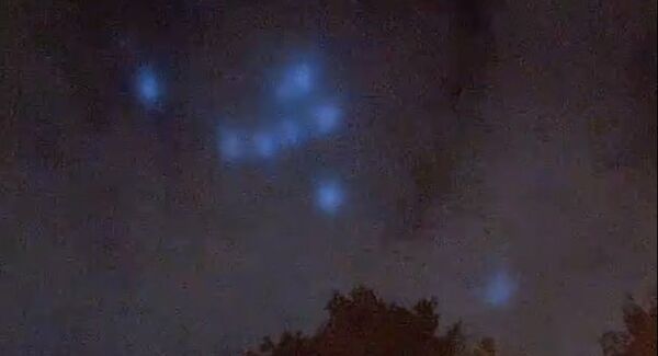 В небе появились странные синие огни над Москвой — видео - Sputnik Кыргызстан