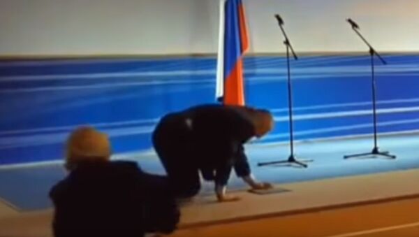 Жириновский споткнулся и упал на сцене — видео - Sputnik Кыргызстан