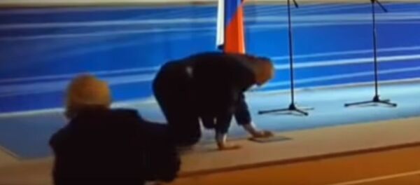 Жириновский споткнулся и упал на сцене — видео - Sputnik Кыргызстан