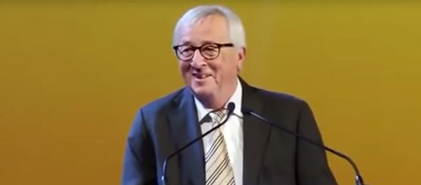 Глава Еврокомиссии спародировал танец премьера Британии — видео - Sputnik Кыргызстан