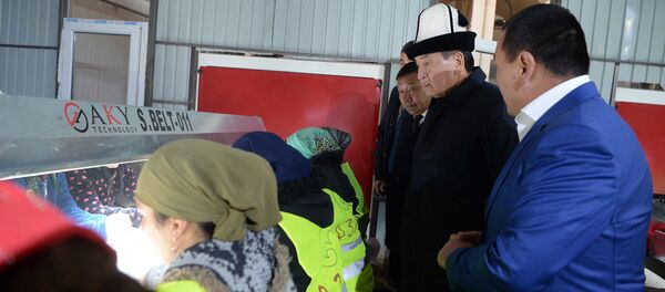 Президент Кыргызской Республики Сооронбай Жээнбеков в рамках рабочей поездки в Таласскую область принял участие в церемонии открытия завода по переработке фасоли компании «Азра» в селе Ак-Добо Бакай-Атинского района. 9 октября 2018 года - Sputnik Кыргызстан
