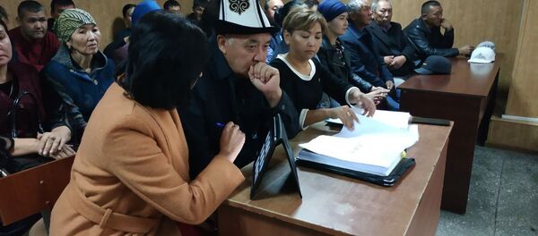 Киши колдуу болгон 19 жаштагы Бурулай Турдали кызынын туугандары соттолуучудан 2 миллион сом жана сөөктү көмүүгө кеткен чыгымдарды төлөп берүүсүн талап кылууда - Sputnik Кыргызстан