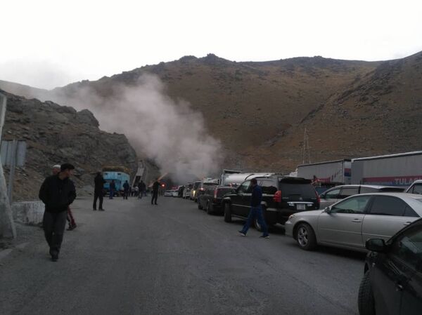 В тоннеле на Тоо-Ашуу задымление, образовалась большая пробка — видео очевидца - Sputnik Кыргызстан