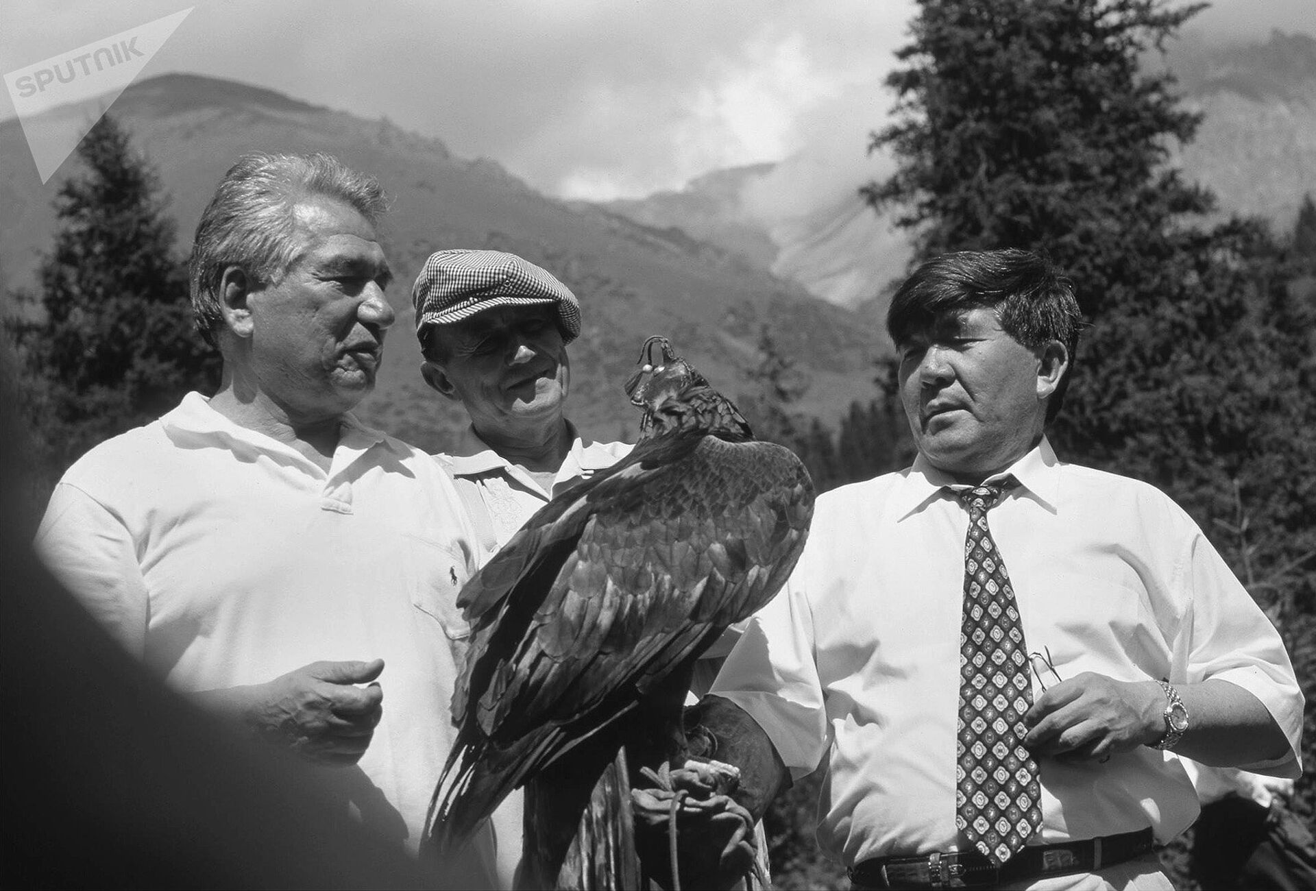Писатель Чингиз Айтматов с поэтами Евгением Евтушенко и Мухтаром Шахановым - Sputnik Кыргызстан, 1920, 22.04.2026