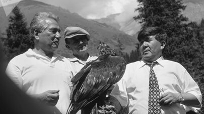 Писатель Чингиз Айтматов с поэтами Евгением Евтушенко и Мухтаром Шахановым