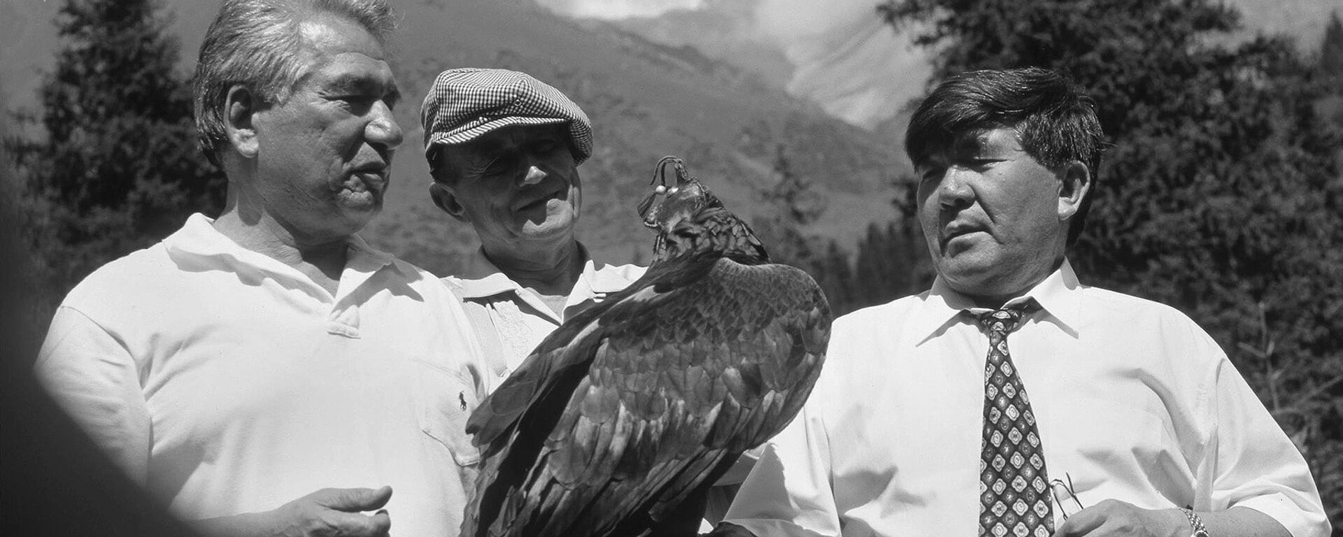 Писатель Чингиз Айтматов с поэтами Евгением Евтушенко и Мухтаром Шахановым - Sputnik Кыргызстан, 1920, 20.04.2026