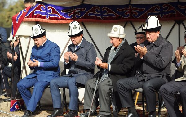 Глава страны Сооронбай Жээнбеков и премьер-министр Мухаммедкалый Абылгазиев выразили соболезнования отцу Султана Жумагулова, его семье и близким - Sputnik Кыргызстан