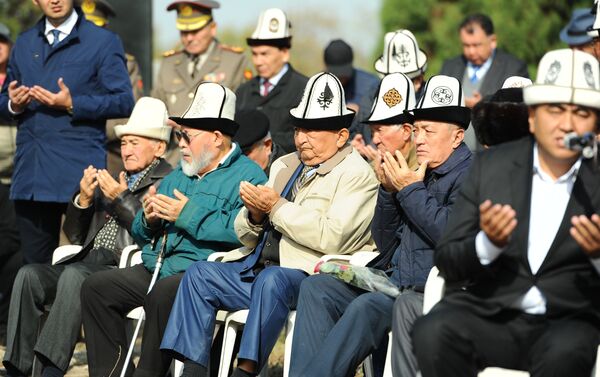 В панихиде приняли участие также общественные деятели и известные политики - Sputnik Кыргызстан