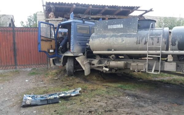 В селе Шарон Ноокатского района Ошской области автомобиль марки Escalade ESV столкнулся с бензовозом, в результате чего погиб молодой человек - Sputnik Кыргызстан