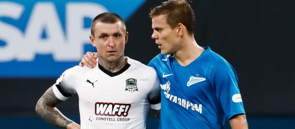 Игрок ФК Зенит Александр Кокорин (справа) и игрок ФК Краснодар Павел Мамаев. Архивное фото - Sputnik Кыргызстан