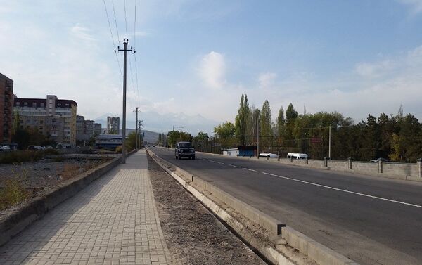 Узкую разбитую улицу расширили, сделали выезд на Южную магистраль, уложили новое дорожное полотно, обустроили тротуары и ирригационные сети - Sputnik Кыргызстан