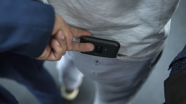 Мужчина пытается украсть телефон с кармана. Иллюстративное фото - Sputnik Кыргызстан