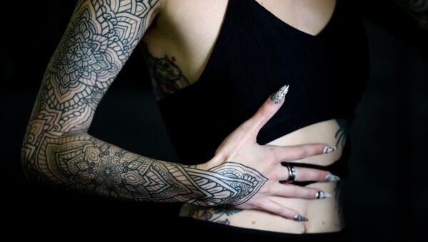 Татуировки на теле у девушки. Архивное фото - Sputnik Кыргызстан