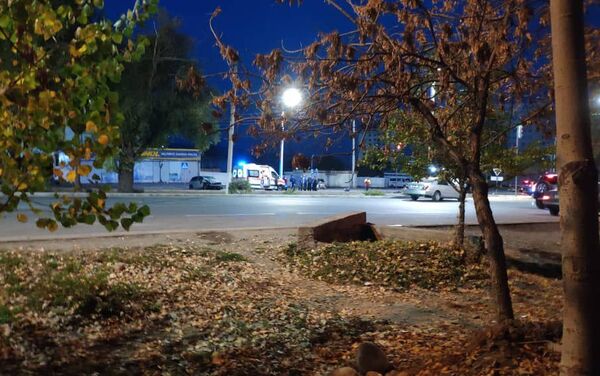 В Бишкеке на пересечении Южной магистрали и улицы Нуркамала Жетикашкаева столкнулись маршрутный микроавтобус и легковой автомобиль - Sputnik Кыргызстан