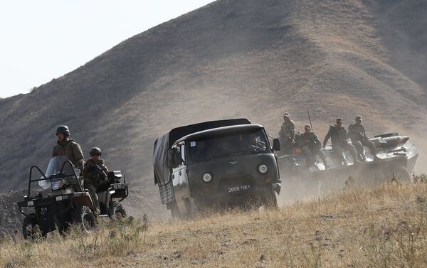 Согласно сценарию, в одном из учебно-тренировочных центров экстремистской организации Джамаат завершила подготовку группа боевиков, планирующая теракты. Численность бандгруппы составила 10-15 человек - Sputnik Кыргызстан