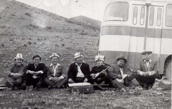 Манасчи, комузисты и акыны на одном фото — архивный снимок 1980 года - Sputnik Кыргызстан