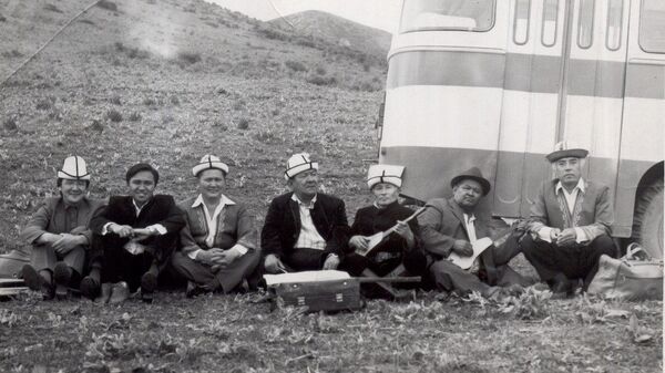 Манасчи, комузисты и акыны на одном фото — архивный снимок 1980 года - Sputnik Кыргызстан