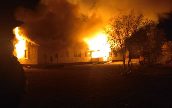 В селе Чакмак-Суу Чаткальского района Джалал-Абадской области полностью сгорел детский сад, функционирующий в здании старой школы - Sputnik Кыргызстан