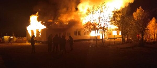 Пожар в здании детского сада в селе Чакмак-Суу Чаткальского районе Пожар в здании детского сада в селе Чакмак-Суу Чаткальского районе - Sputnik Кыргызстан