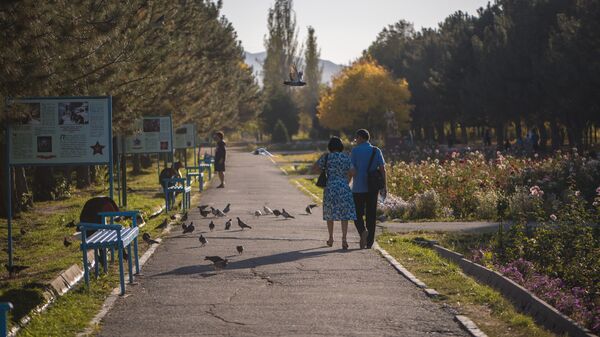 Люди гуляют по парку в теплую погоду. Архивное фото - Sputnik Кыргызстан