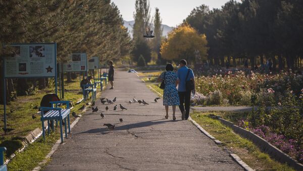 Люди гуляют в парке. Архивное фото - Sputnik Кыргызстан