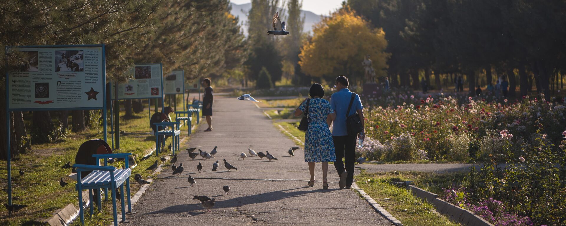 Люди гуляют по парку. Архивное фото - Sputnik Кыргызстан, 1920, 22.08.2021