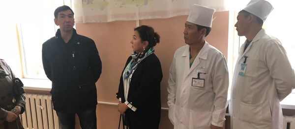 Мэр Бишкека Азиз Суракматов навестил избитого восьмиклассника и поговорил с его родными - Sputnik Кыргызстан