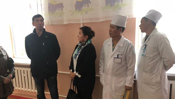 Мэр Бишкека Азиз Суракматов навестил избитого восьмиклассника и поговорил с его родными - Sputnik Кыргызстан
