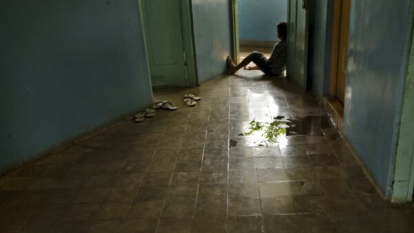 Мальчик сидит на полу в доме. Архивное фото - Sputnik Кыргызстан