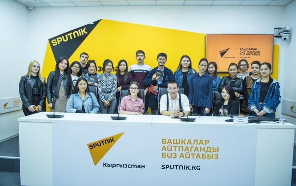 Также говорилось о том, что СМИ должны не просто освещать события и проблемы, но и создавать новости и тренды. - Sputnik Кыргызстан