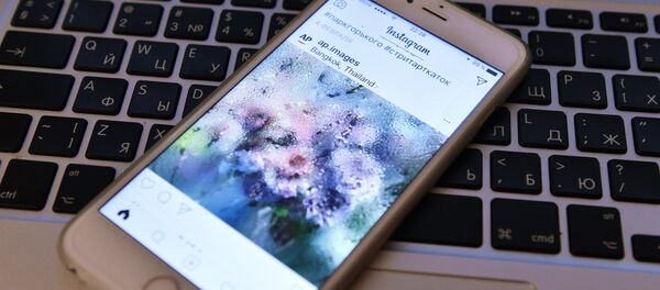 Страница социальной сети Instagram на экране смартфона. Архивное фото Страница социальной сети Instagram на экране смартфона. Архивное фото - Sputnik Кыргызстан