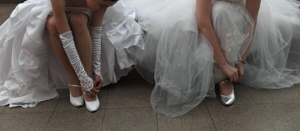 Девушки в платьях. Архивное фото - Sputnik Кыргызстан