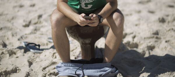 Мужчина с телефоном сидит на унитазе. Архивное фото - Sputnik Кыргызстан