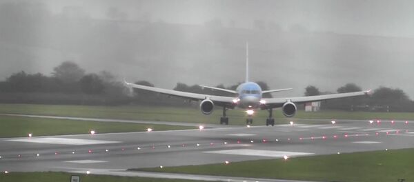 Лайнер в Бристоле совершил сложную посадку при боковом ветре - Sputnik Кыргызстан
