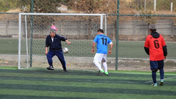Депутаты Жогорку Кенеша сыграли в футбол с министрами Кыргызстана в Бишкеке - Sputnik Кыргызстан