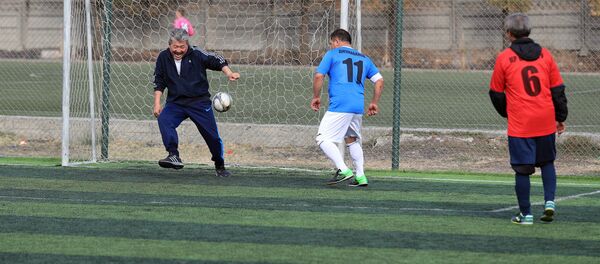 Футбол депутатов Жогорку Кенеша с министрами КР в Бишкеке - Sputnik Кыргызстан