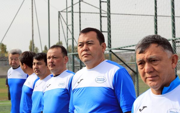 Футбол депутатов Жогорку Кенеша с министрами КР в Бишкеке - Sputnik Кыргызстан