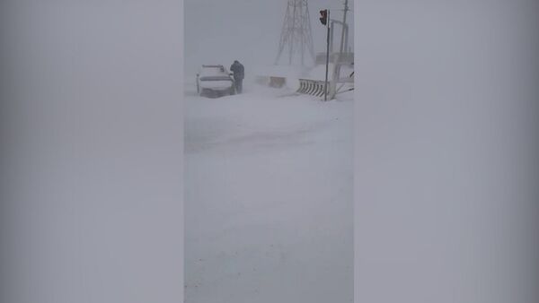 Сильный ветер и снег высотой 20 сантиметров на Тоо-Ашуу. Видео - Sputnik Кыргызстан