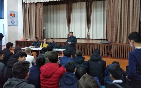 В Бишкеке сотрудники милиции провели лекции для учеников 8–11-х классов - Sputnik Кыргызстан