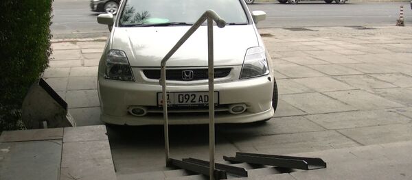 Девушка на коляске поцарапала машину — соцэксперимент в Бишкеке - Sputnik Кыргызстан