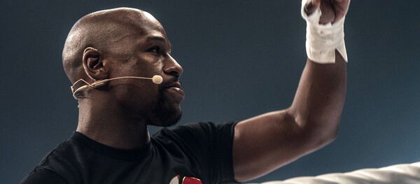 Американский боксер Флойд Мейвезер. Архивное фото Американский боксер Флойд Мейвезер. Архивное фото - Sputnik Кыргызстан