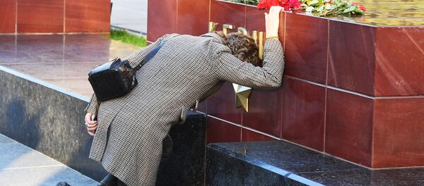 Цветы в память о погибших при нападении на колледж в Керчи - Sputnik Кыргызстан