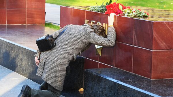 Цветы в память о погибших при нападении на колледж в Керчи - Sputnik Кыргызстан