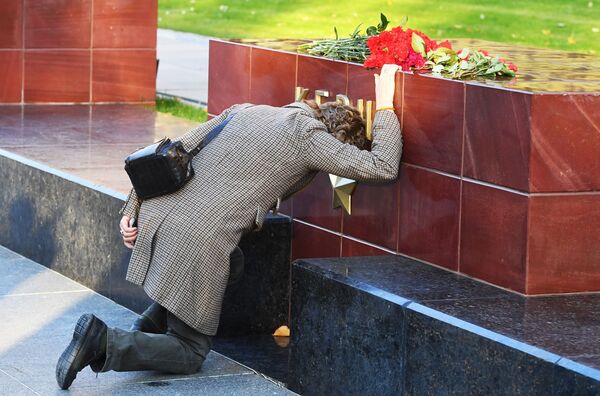 Цветы в память о погибших при нападении на колледж в Керчи - Sputnik Кыргызстан
