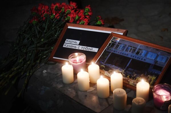 Свечи и цветы в Казани в память о погибших при нападении на керченский колледж - Sputnik Кыргызстан