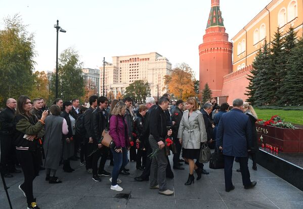 Люди возлагают цветы к памятнику городу-герою Керчь в Александровском саду в Москве в знак траура по погибшим - Sputnik Кыргызстан