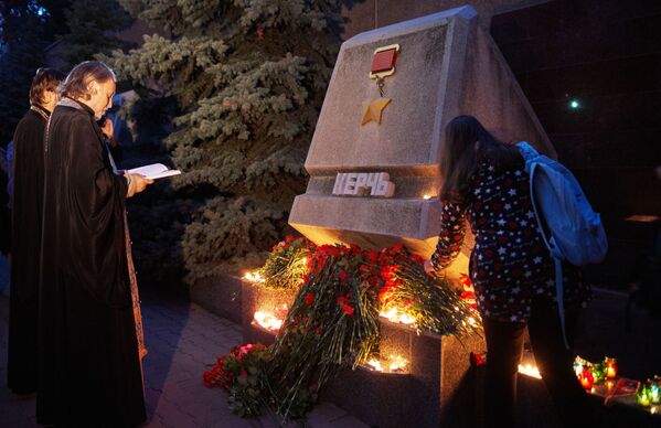Жители Севастополя участвуют в акции памяти погибших при нападении на керченский колледж - Sputnik Кыргызстан